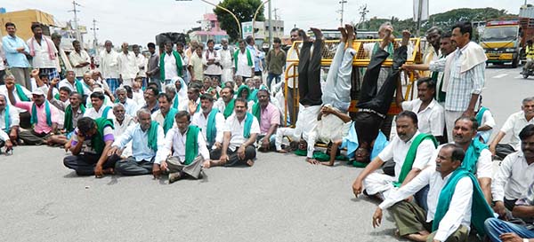 ನಾಲೆಗೆ ನೀರು ಬಿಡುಗಡೆಗೆ ಆಗ್ರಹಿಸಿ ಹೆದ್ದಾರಿ ತಡೆ